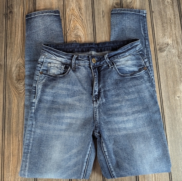 C.J H. Size 2/28 Skinny Jeans With Great Stretch - Picture 4 of 7